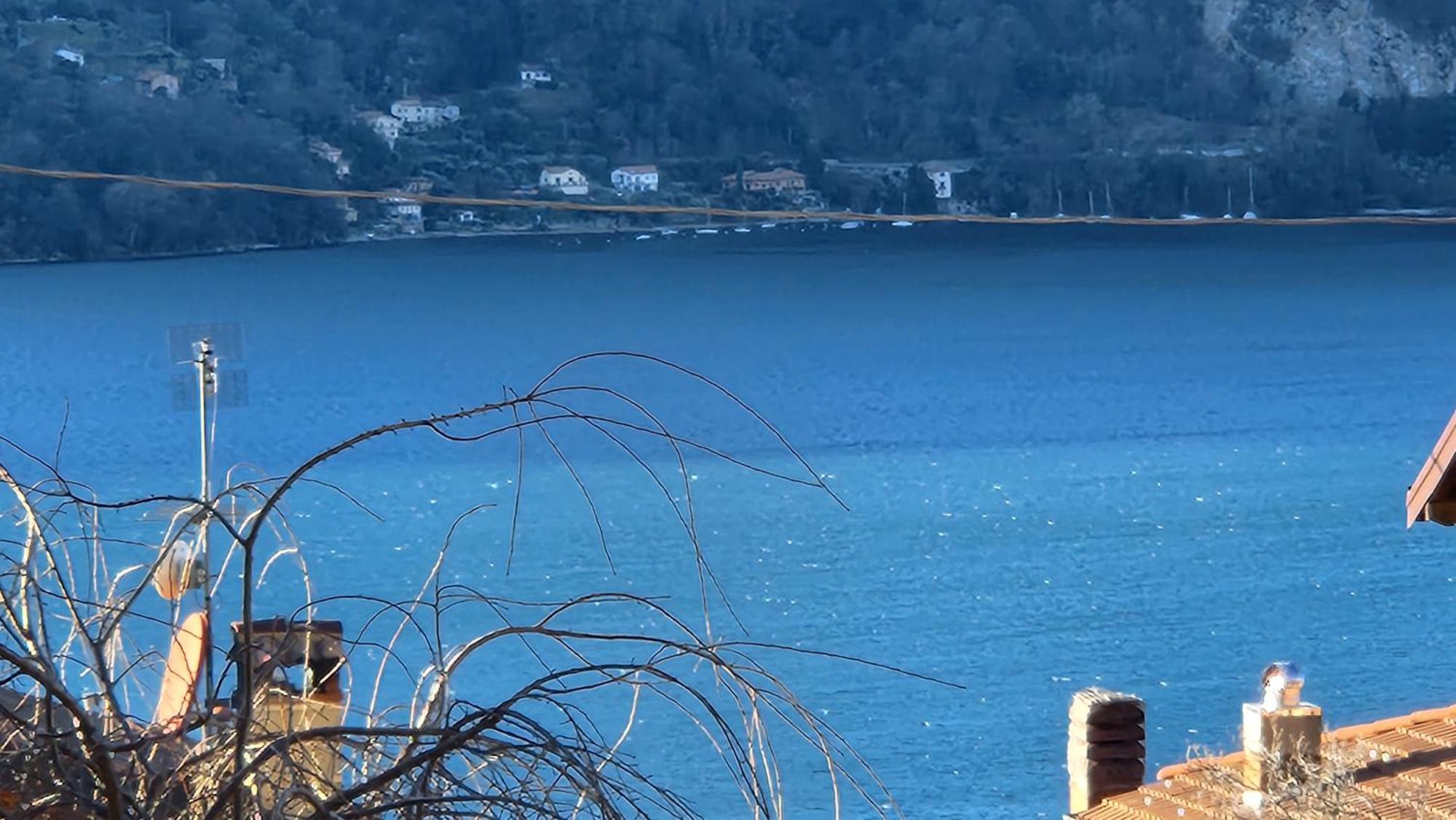 Laura'S Cottage With A View Of The Lake And Mountains Vakantiehuis