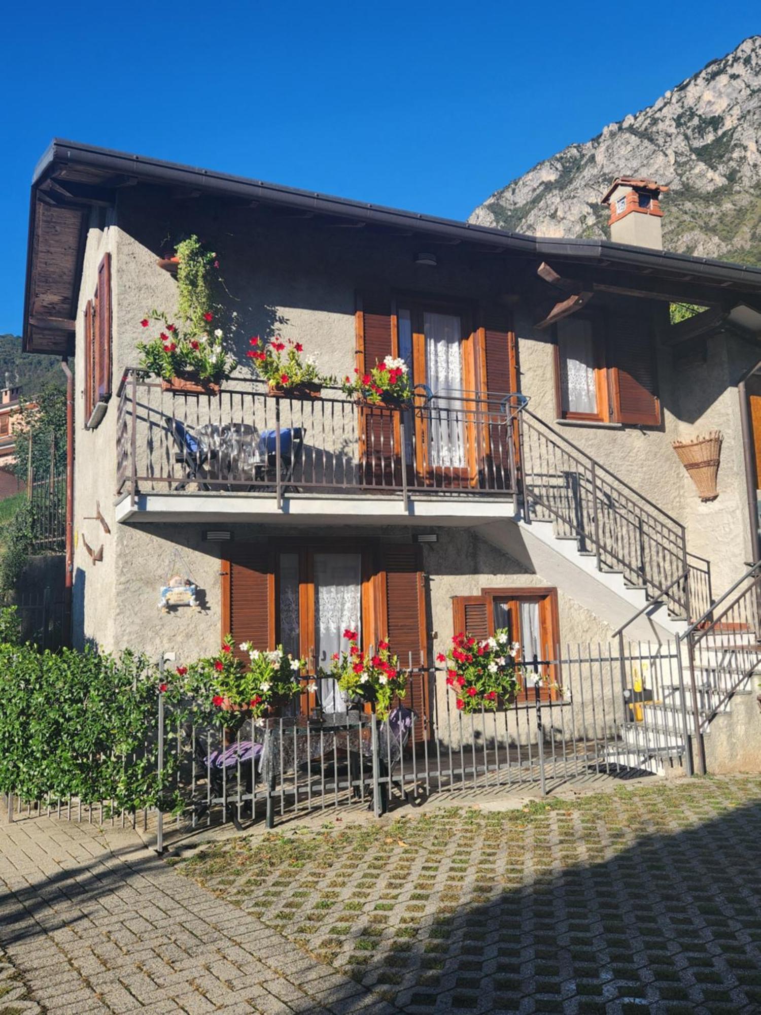 Laura'S Cottage With A View Of The Lake And Mountains Vakantiehuis Lierna